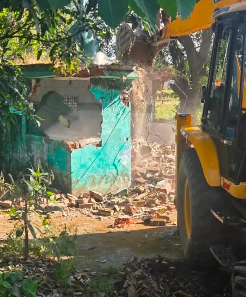 रामनगर मे दो अवैध मजारों पर चला धामी सरकार का बुलडोजर
