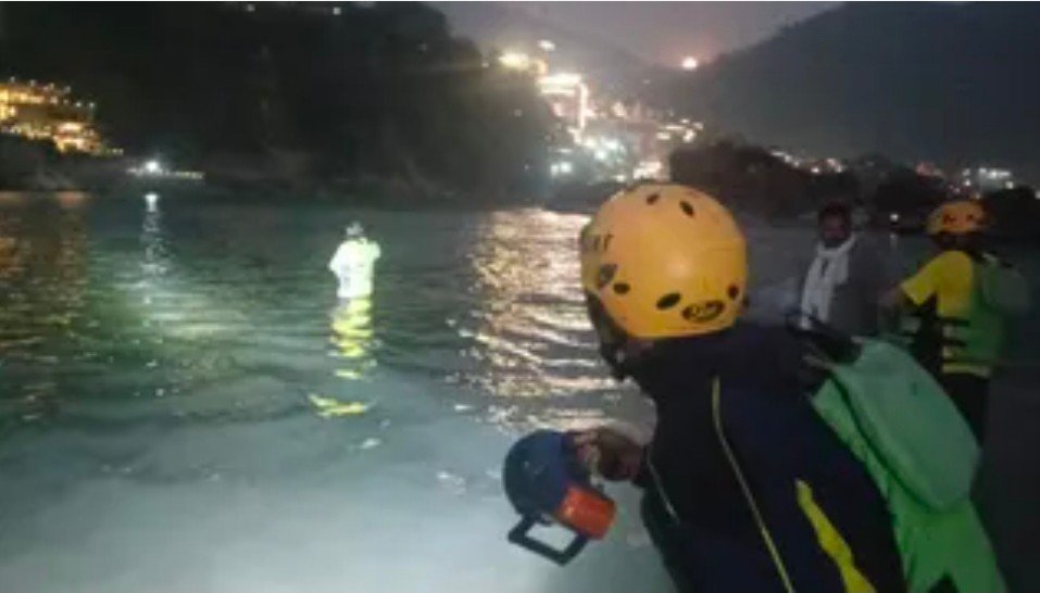 ऋषिकेश में रिसॉर्ट संचालक गंगा में कूदा, नदी किनारे घड़ी और जूते बरामद, तलाश जारी