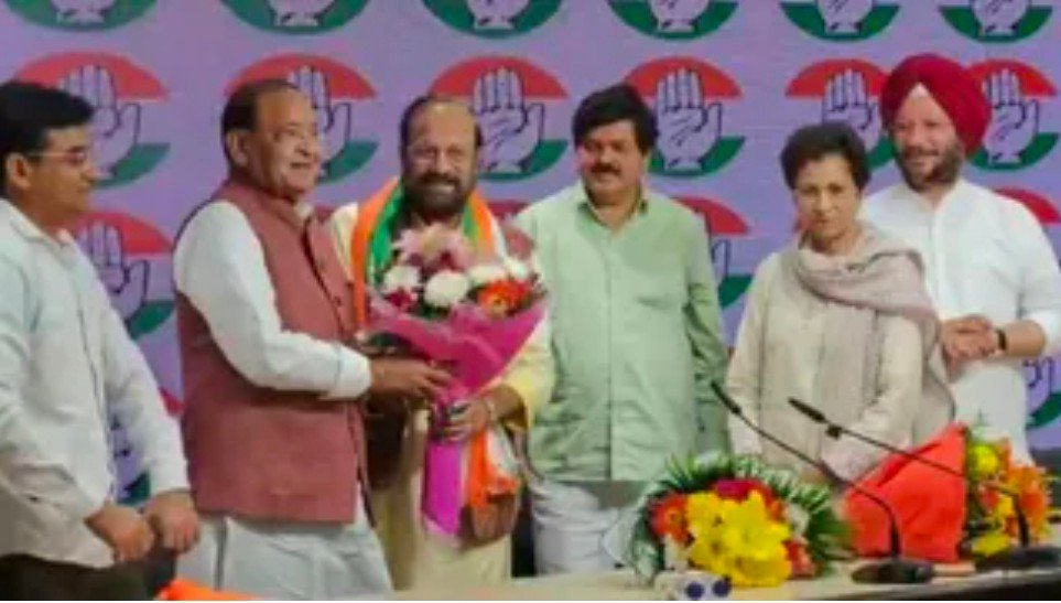 भाजपा छोड़ कांग्रेस में शामिल हुए पूर्व जिला पंचायत अध्यक्ष व बॉलीवुड सिंगर जुबिन नौटियाल के पिता रामशरण नौटियाल
