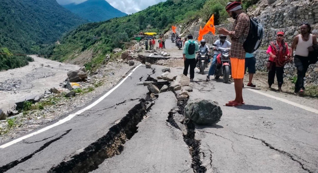 उत्तरकाशी में गोत्री हाईवे पर भू-धंसाव, धंसती सड़क पर पड़ी मोटी मोटी दरारें, क्यार्क गांव खतरे जी जद में