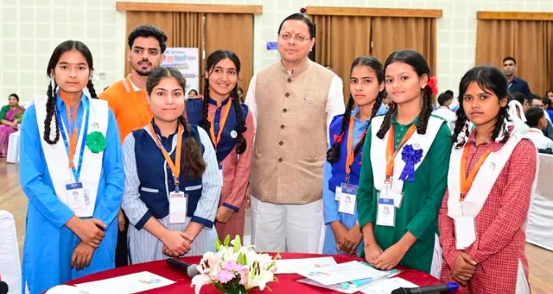 मुख्यमंत्री पुष्कर सिंह धामी का एलान 10 वीं और 12 वीं में पढ़ रहे छात्रों को डीबीटी के जरिए मिलेगा टैबलेट का पैसा