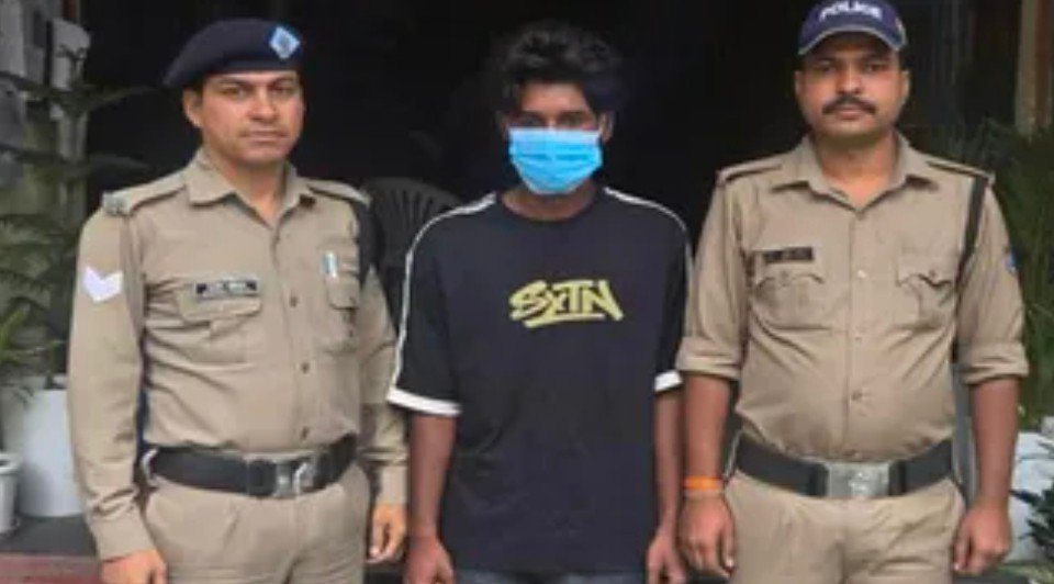 देहरादून में सहस्त्रधारा रोड पर एक महिला को जबरन कार में बैठाने के प्रयास के मामले में पुलिस ने मुख्य आरोपी प्रियांशु को हरिद्वार से किया गिरफ्तार