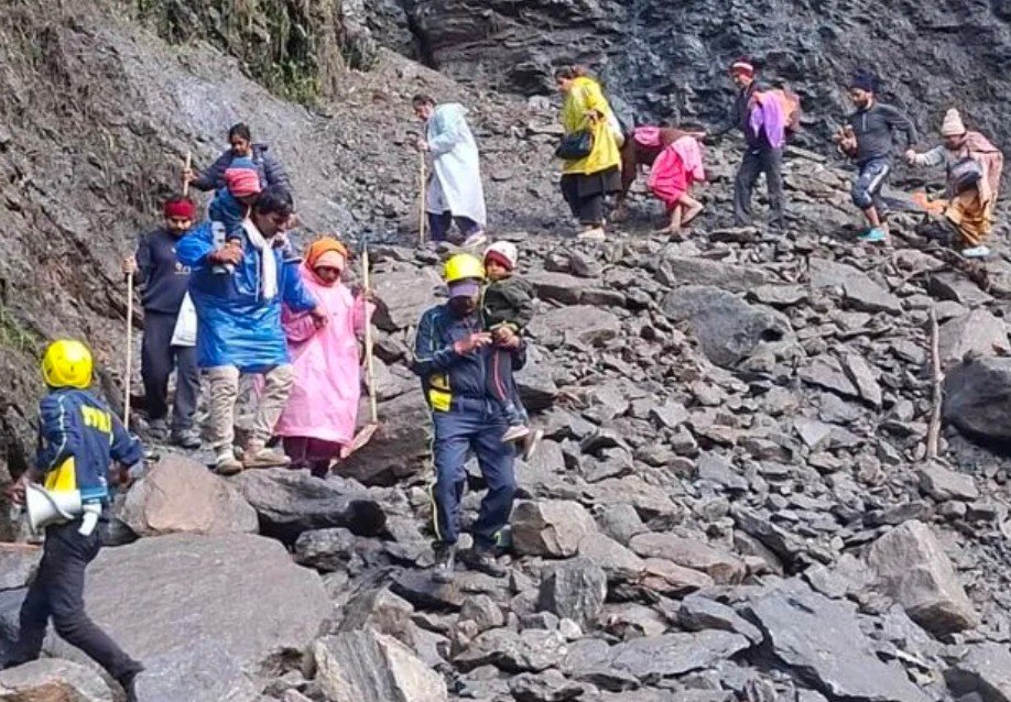केदारनाथ पैदल मार्ग पर पत्थर गिरने से आवाजाही बाधित, यात्रियों को सुरक्षित निकालने में जुटी रेस्क्यू टीमें