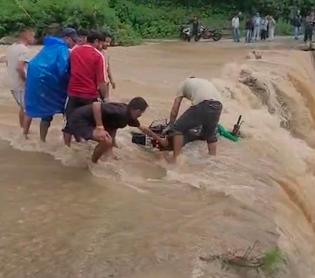 उत्तराखंड में प्रचंड हुआ मानसून, बागेश्वर में नदी-नाले उफनाए, बह रही बाइक को निकाला