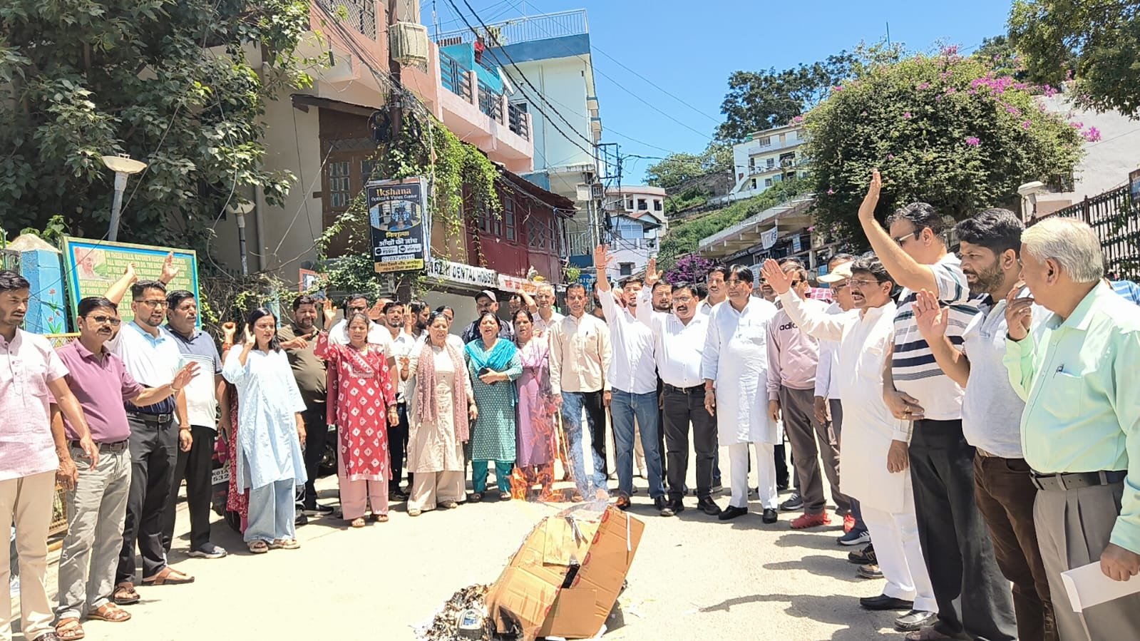 अल्मोड़ा के चौघानपाटा में  एसएसपी नैनीताल एवं मुख्यमंत्री का पुतला दहन किया गया