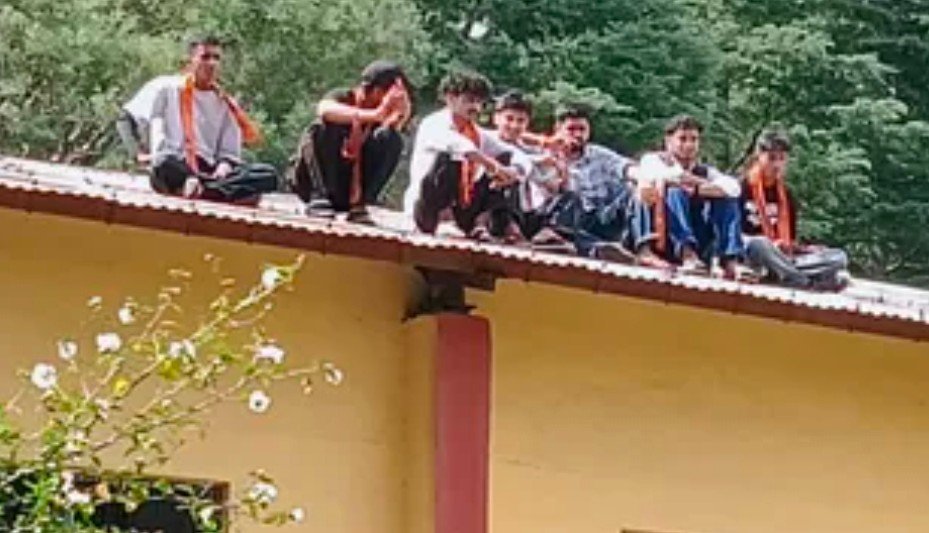 चंपावत में मांगों को लेकर कॉलेज की छत पर चढ़े छात्र, महाविद्यालय प्रशासन और पुलिस के फूले हाथ-पांव