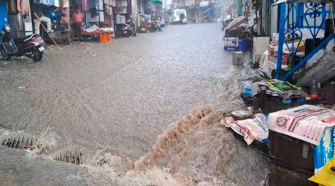 चमोली के गोपेश्वर में बारिश से सड़कें गदेरे में तब्दील, होटल-दुकानों में घुसा गंदा पानी; बाजार में अफरा तफरी