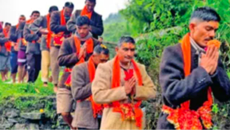 बागेश्वर में दिखा आस्था का सैलाब, मां भगवती के चरण कमलों के लिए नंगे पैर हिमालय से ब्रह्मकमल लाने निकले भक्त