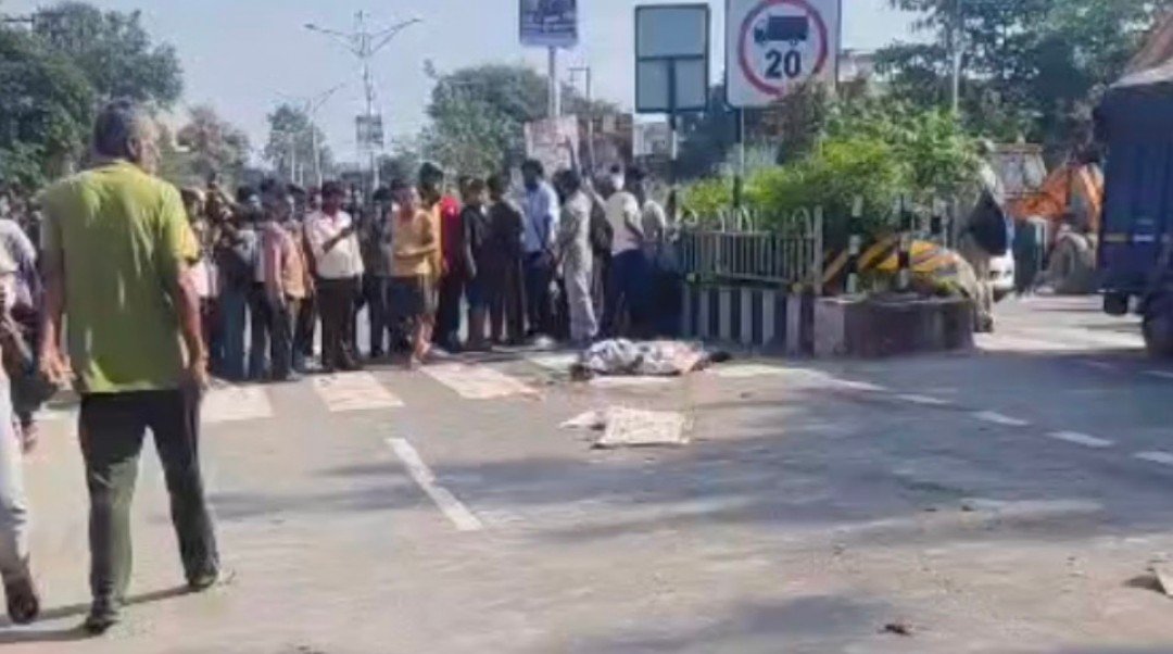 देहरादून में दर्दनाक हादसा, सीमेंट से लदा ट्रक पलटा, चपेट में आने से एक की मौत, दो गंभीर घायल