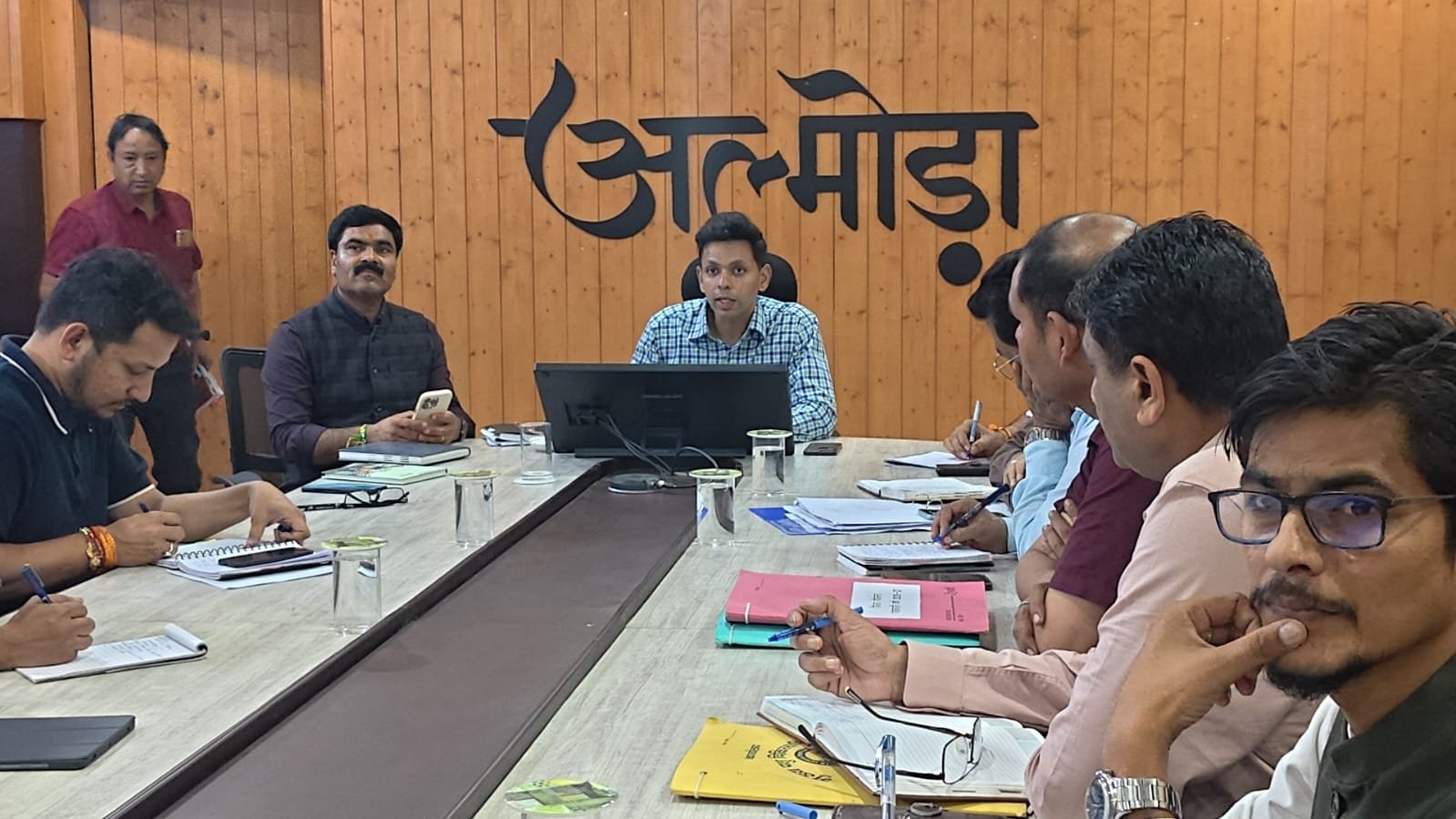 अल्मोड़ा जिलाधिकारी ने बुलाई आपात बैठक, 2 सितंबर को कक्षा 1 से 12 तक के सभी विद्यालय एवं आंगनबाड़ी केंद्र रहेंगे बंद