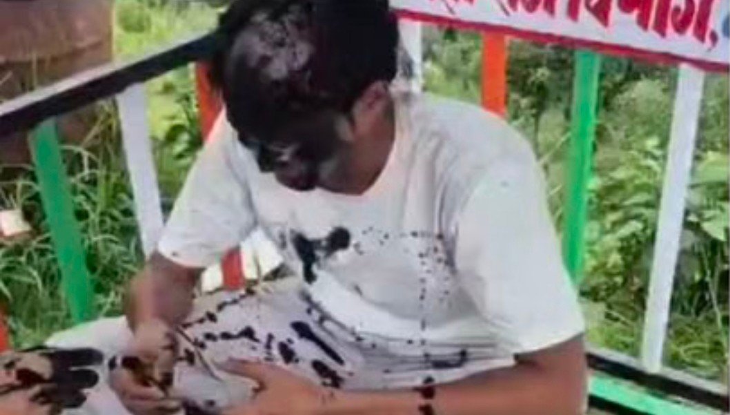 नैनीताल के मुक्तेश्वर में छात्राओं से छेड़छाड़, लड़कियों और स्थानीय लोगों ने मनचलों को पीटा, बिच्छू घास भी लगाई