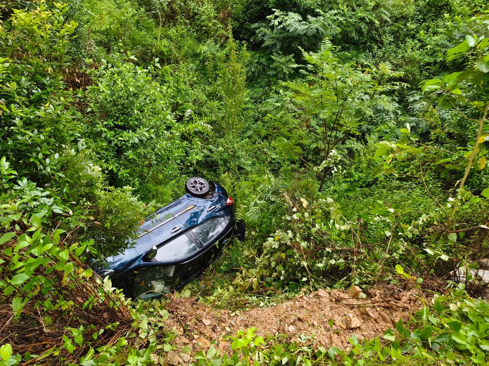 अल्मोड़ा के चौखुटिया में शिक्षकों की गाड़ी 80 मीटर गहरी खाई में जा गिरी, दुर्घटना में पांच लोग घायल