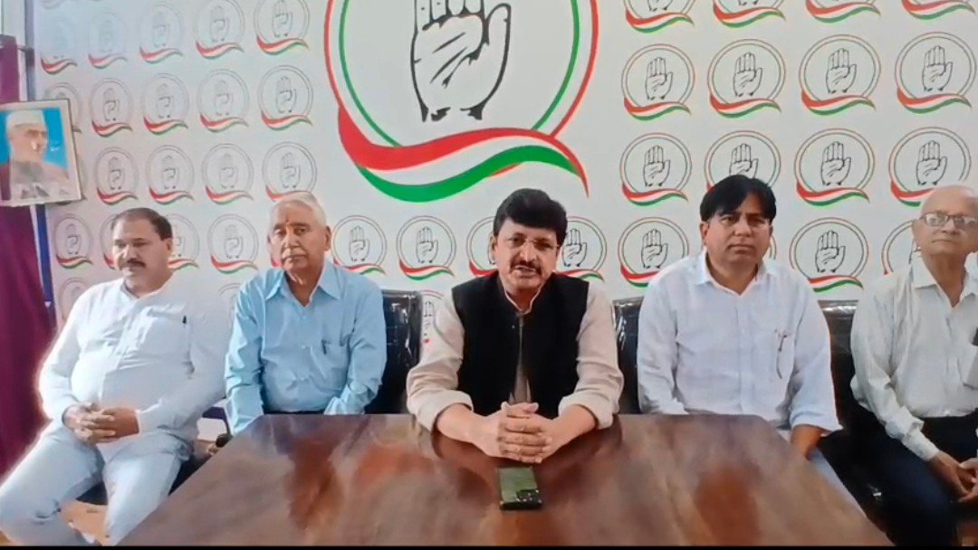 अल्मोड़ा जिला अस्पताल शिफ्ट करने के प्रस्ताव पर कांग्रेस का विरोध, विधायक मनोज तिवारी की सड़कों पर उतरने की चेतावनी