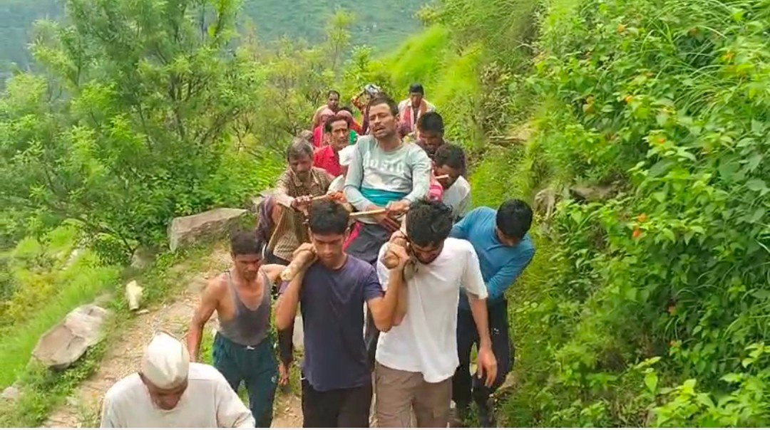 चंपावत जिले का रज्यूड़ा क्षेत्र सड़क सुविधा से महरूम, घायल को चार घंटे डोली में उठाकर सड़क तक पहुंचाया लोगों में रोष