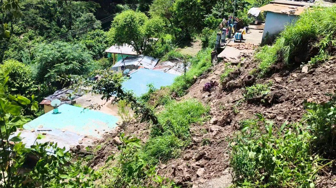 टिहरी में भारी बारिश से मुयाल गांव में भूस्खलन, घर छोड़कर भागे लाेग, तीन परिवारों को किया शिफ्ट