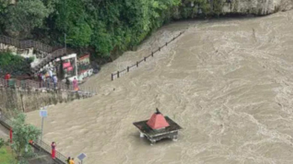 रुद्रप्रयाग में अलकनंदा का रौद्र रूप, चेतावनी स्तर के पार पहुंचा जलस्तर, प्रशासन ने नदी तटों से दूर रहने की अपील की