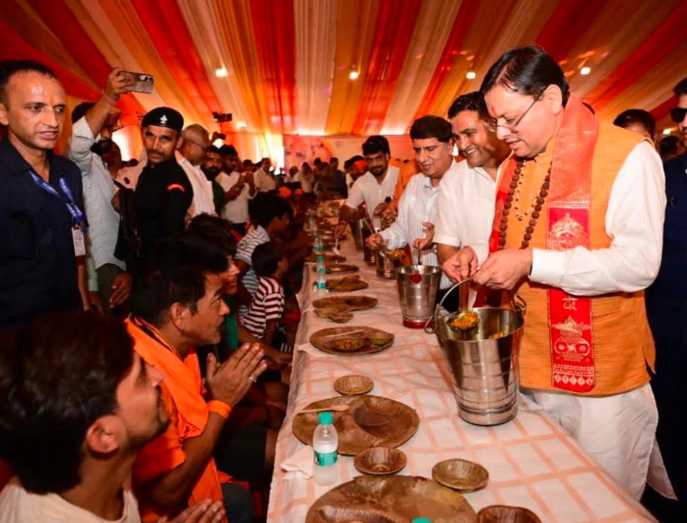 हरिद्वार में शिवभक्तों का भव्य स्वागत, सीएम धामी ने परोसा अपने हाथों से भोजन