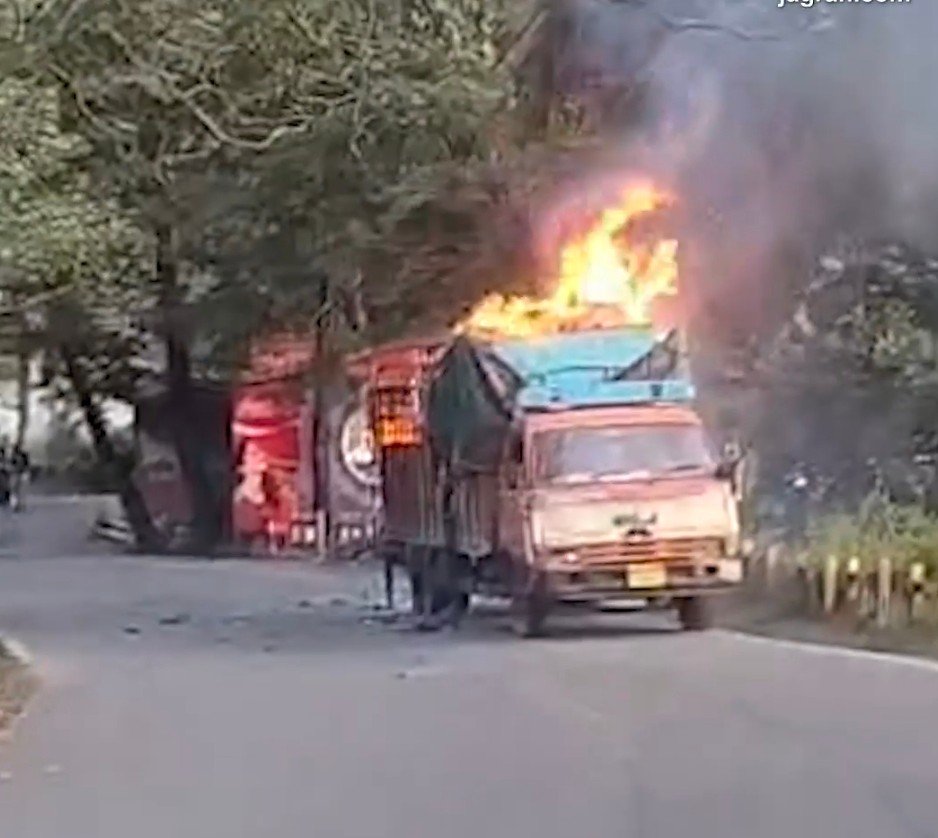 नैनीताल के ज्योलीकोट में राशन-पटाखों से भरे ट्रक में लगी आग, जोरदार धमाकों से दहशत