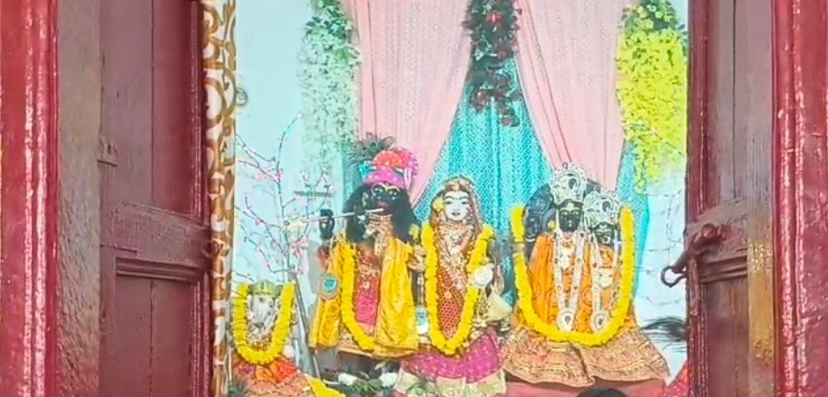 अल्मोड़ा के मुरली मनोहर मंदिर में श्रीकृष्ण जन्माष्टमी में श्रद्धालुओं की भारी भीड़