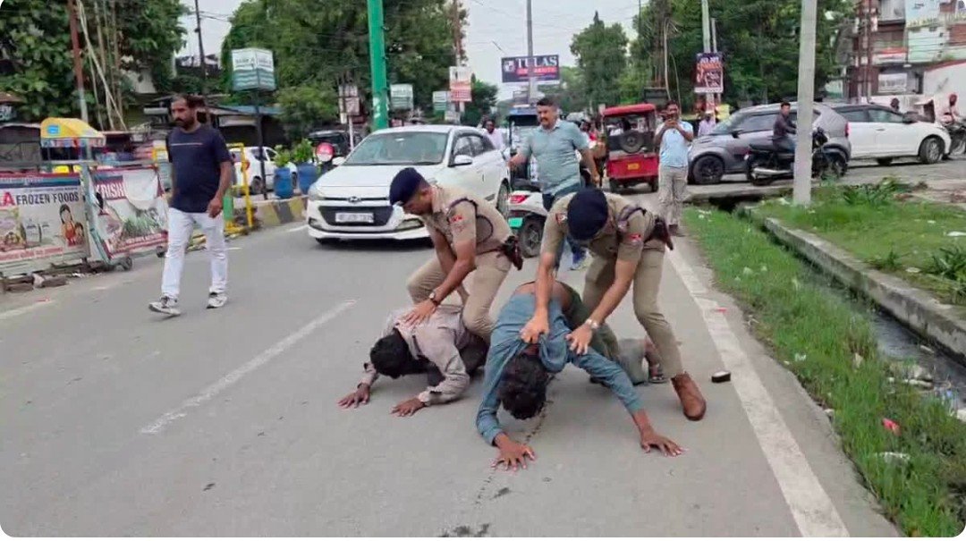 रुद्रपुर गैंगरेप केस में क्राइम सीन रिक्रिएट करने के बाद लौटते समय पुलिस की अभिरक्षा से भागे दो आरोपी, पुलिसकर्मियों ने पकड़ा