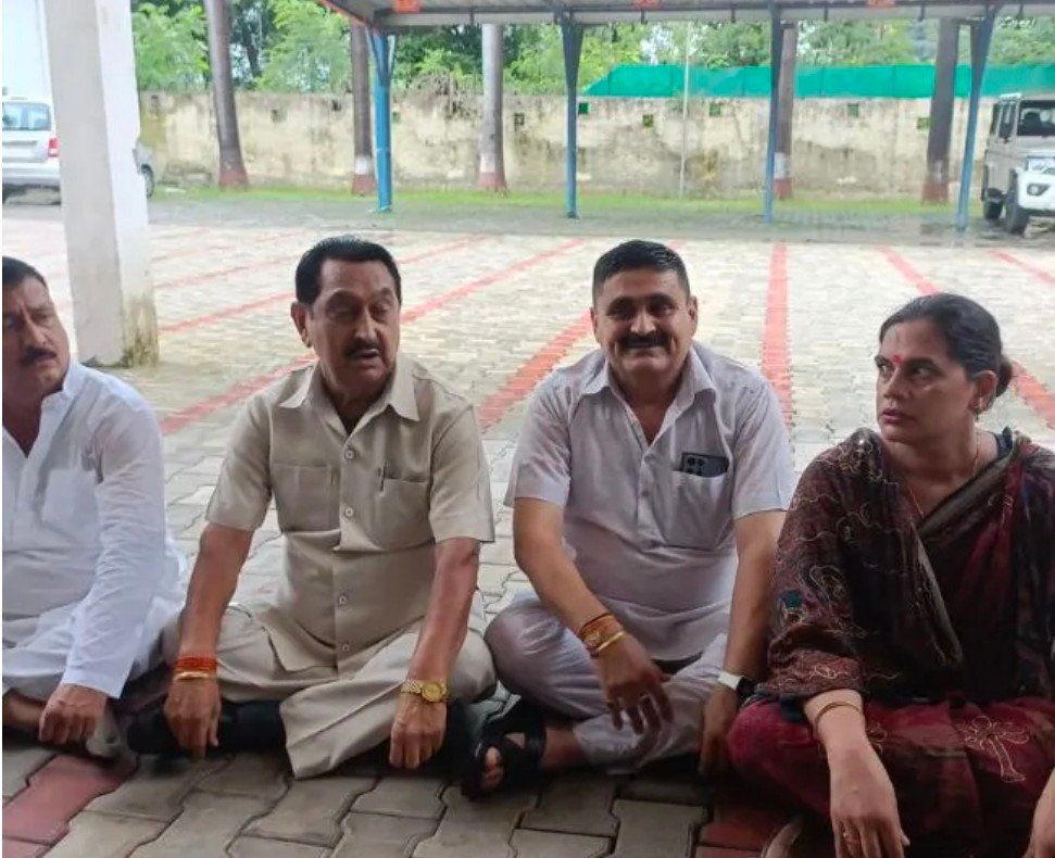 रुद्रपुर में गरमाई राजनीति, पूर्व विधायक ठुकराल पर FIR दर्ज, धरना देने पहुंचे कांग्रेस नेता, कार्यकर्ताओं की पुलिस ने झड़प