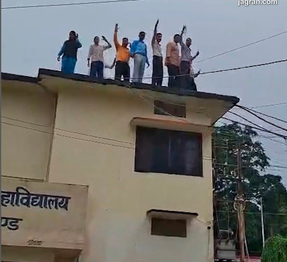 हल्द्वानी एमबीपीजी कॉलेज में छात्रों का उग्र प्रदर्शन, गुस्साए छात्र पेट्रोल छिड़ककर कॉलेज की छत पर चढ़े