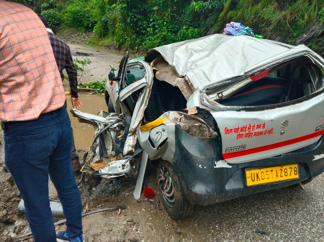 चंपावत में घाट-पनार मोटर मार्ग पर सड़क किनारे खड़ी कार पर गिरा भारी बोल्डर, हादसे में एक युवक की मौत, चार की हालत गंभीर