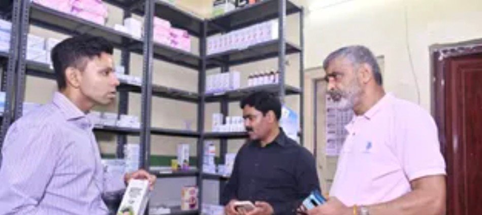 अल्मोड़ा में जिला अस्पताल परिसर स्थित प्रधानमंत्री जन औषधि केंद्र में अनियमितताएं मिलने पर जिलाधिकारी अंशुल सिंह ने केंद्र को किया सीज