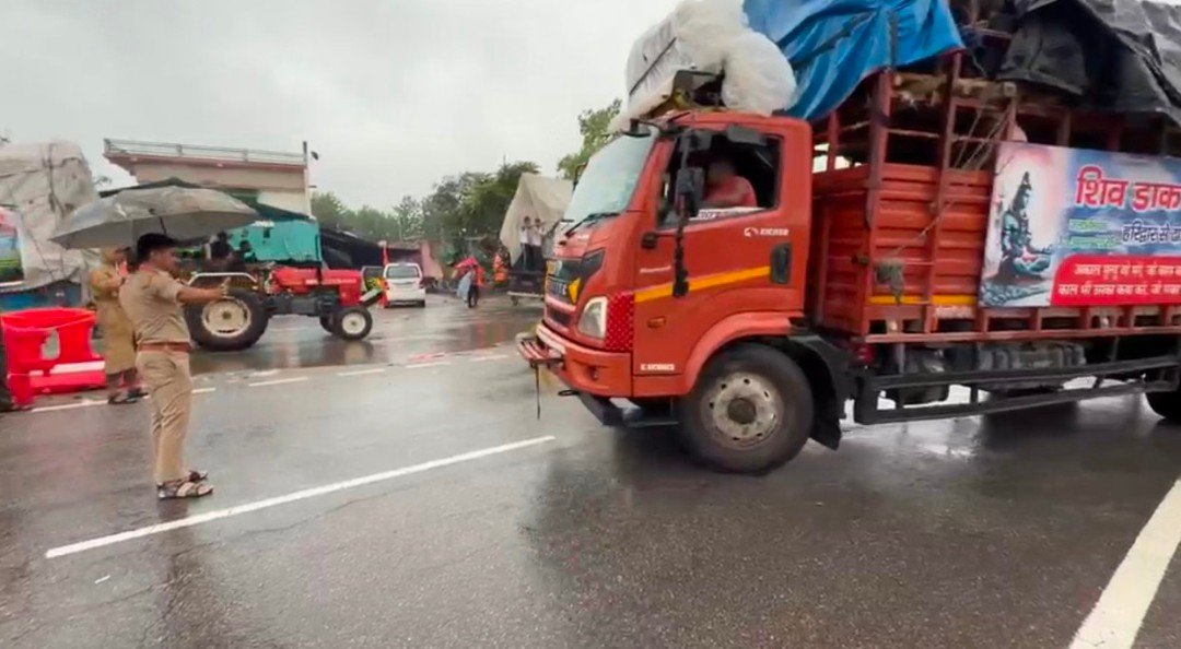 हरिद्वार में 12 फिट से ऊंची कांवड़ और डीजे लेकर कांवड़ियों ने किया प्रवेश, पुलिस ने नारसन बॉर्डर से लौटाया