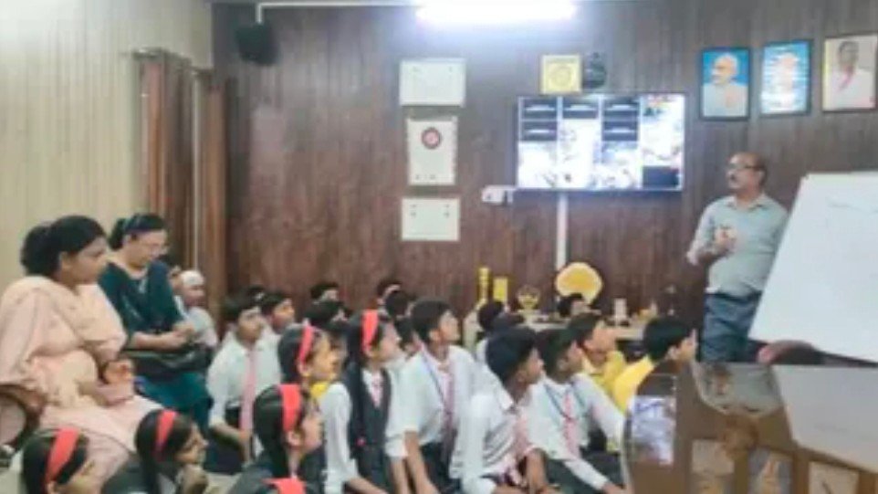 रुड़की में स्काईवर्ड सीनियर सेकेंडरी स्कूल के छात्र और शिक्षक पहुंचे  रुड़की नगर निगम कार्यालय, विरोध दर्ज कर टीचरों ने वहीं लगाई क्लास