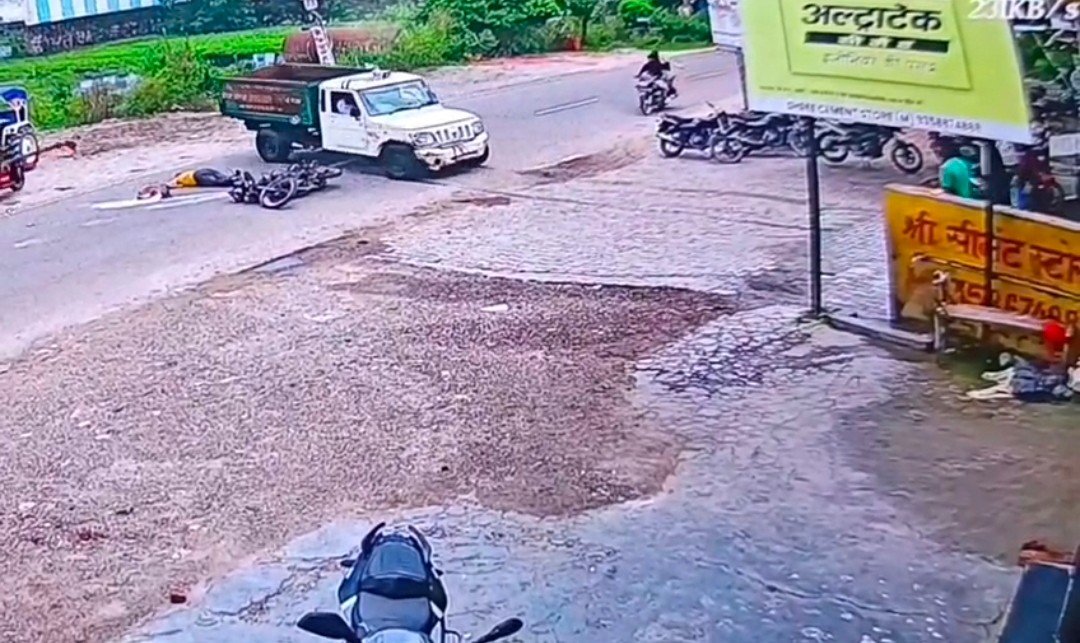 उधम सिंह नगर के जसपुर नगरपालिका के कूड़ा वाहन ने बाइक सवार को मारी टक्कर बाइक सवार युवक  गंभीर घायल, घटना cctv में कैद वीडियो वायरल
