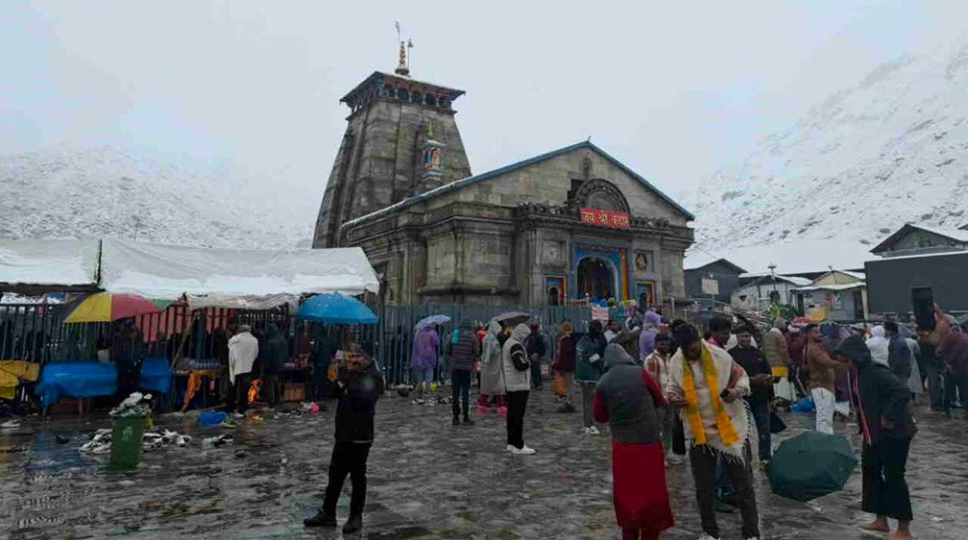 बर्फ की सफेद चादर में सजा बाबा केदारनाथ का धाम, बर्फबारी के बीच भी दर्शन कर रहे श्रद्धालु