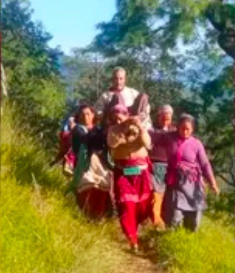 चमोली में सड़क के अभाव में डोली के सहारे अस्पताल पहुंचे बुजुर्ग की मौत, महिलाओं का संघर्ष भी न बचा सका जिंदगी