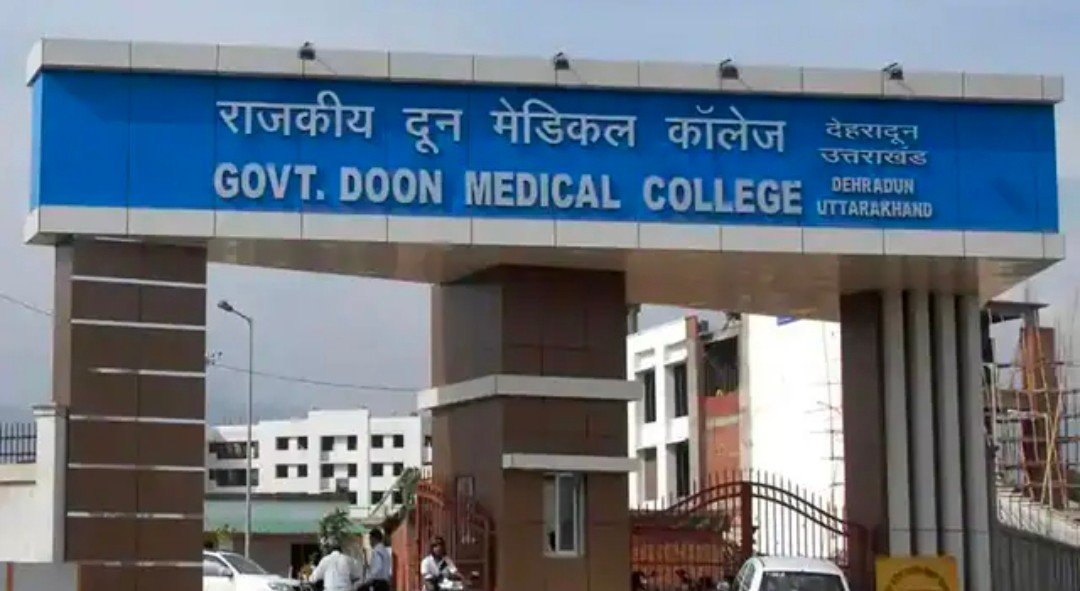 देहरादून के दून अस्पताल में तड़पता रहा मरीज, सीनियर डॉक्टर फोटो खींचकर चले गए, जूनियर्स ने बचाई जान