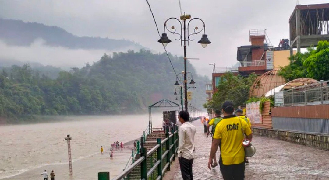 उत्तराखंड में भारी बारिश का कहर, ऋषिकेश में खतरे के निशान के पास पहुंची गंगा, हाई अलर्ट घोषित