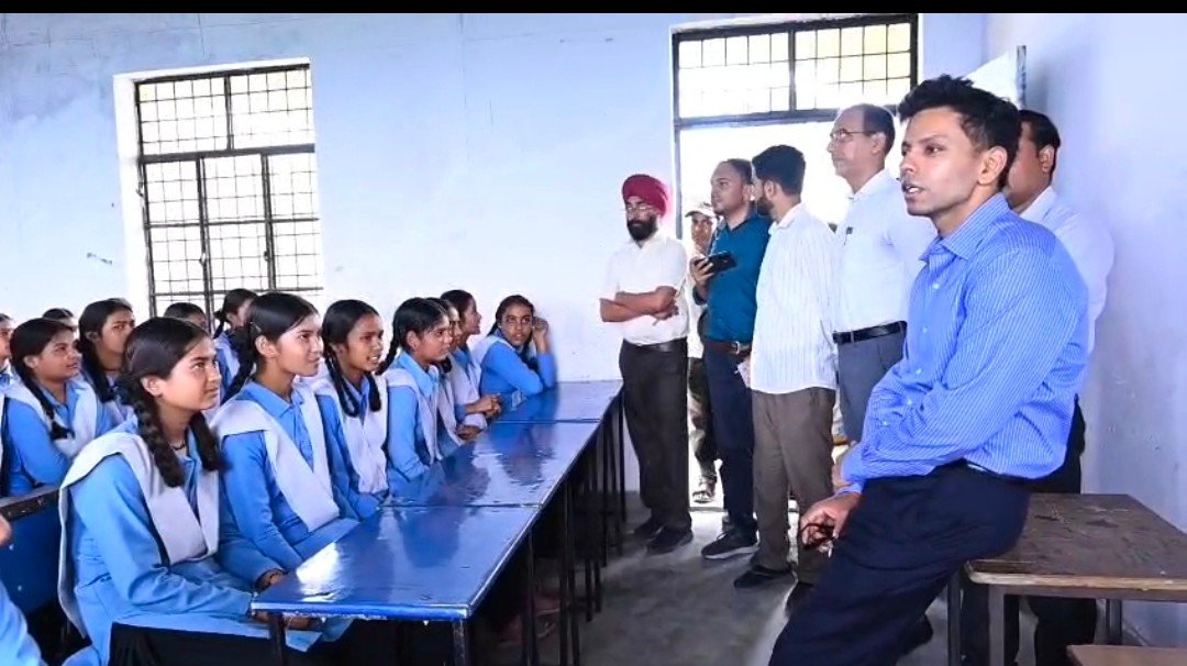 अल्मोड़ा के राजकीय इंटर कॉलेज पुभाऊँ पहुंचे जिलाधिकारी, छात्रा से मारपीट के मामले में अतिथि शिक्षिका का अनुबंध समाप्त