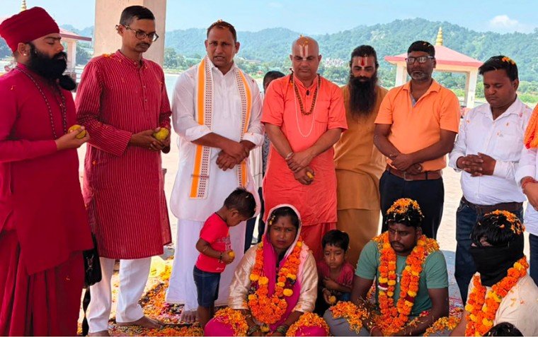 हरिद्वार में मुस्लिम से हिंदू बना परिवार, माहिद बना मोहित तो सबीना बनी खुशी, तीनों बच्चों को भी मिले नए नाम