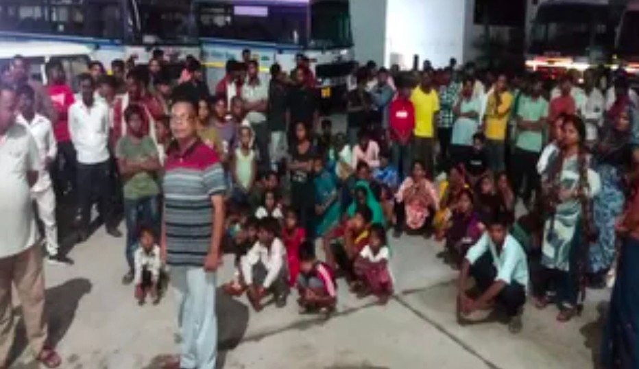 रुद्रपुर में परिवहन विभाग की बड़ी कार्यवाही बिना टैक्स बिना परमिट की बस सीज, क्षमता 30 सीटों की निकले 168 यात्री