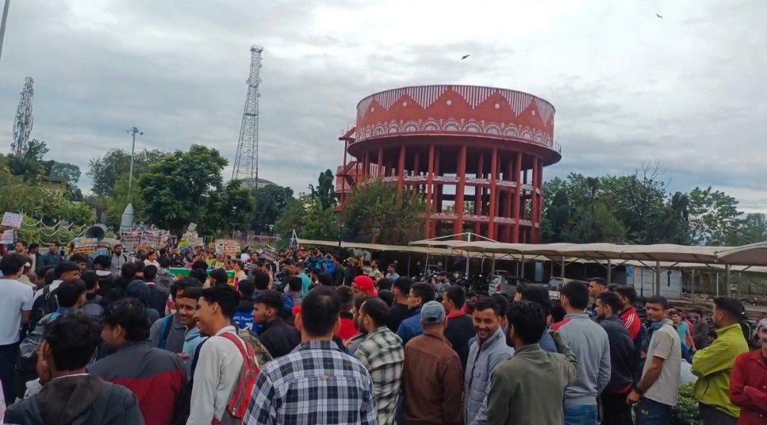 देहरादून में बेरोजगार युवाओं का हल्ला-बोल, देहरादून में सचिवालय कूच कर उठाई भर्ती की मांग