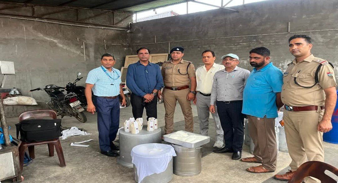 हरिद्वार में कांवड़ मेले से पहले मिलावटखोर सक्रिय, नकली पनीर बनाने वाली डेयरी पर छापेमारी, गड्ढा खोदकर नष्ट किया
