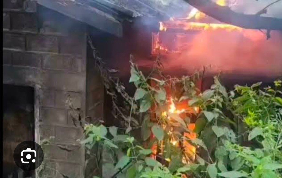 उत्तरकाशी के मोरी के आराकोट में देर रात पुराने स्वास्थ्य भवन में लगी भीषण आग, सेवानिवृत्त एएनएम की जलकर मौत