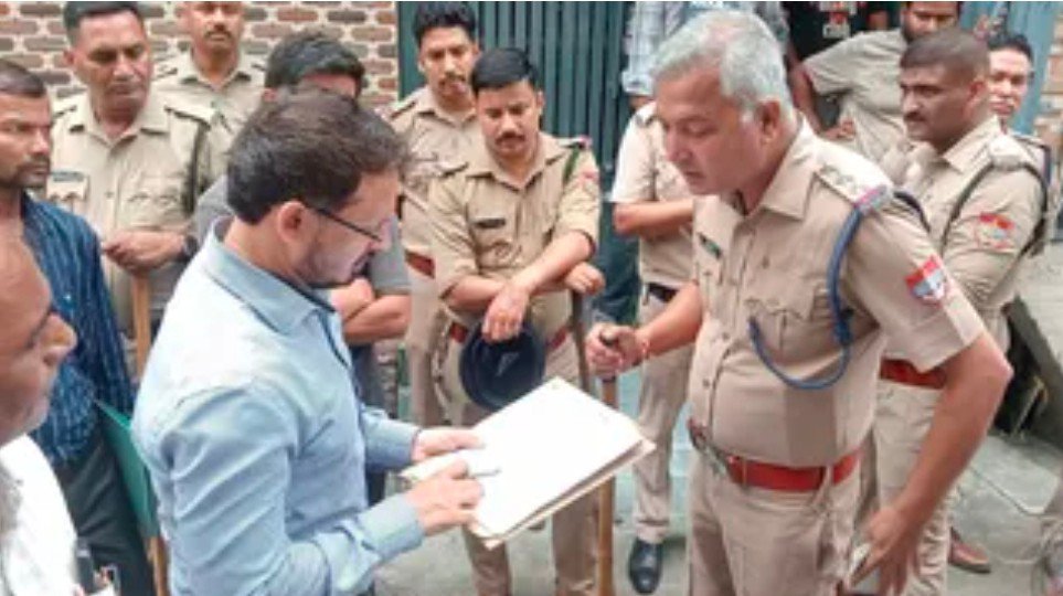काशीपुर में बिना मान्यता के चल रहे दो मदरसों 'मदरसा मो. हनीफ सिद्दीकी' और 'कासिफ उल उलूम' को किया सील