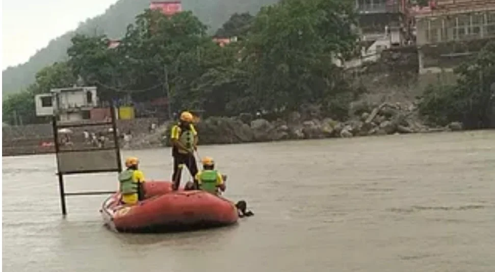 A young man from Bihar, who had come to Rishikesh with friends, was swept away in the Ganges; a search operation by the SDRF and police team is currently underway.
