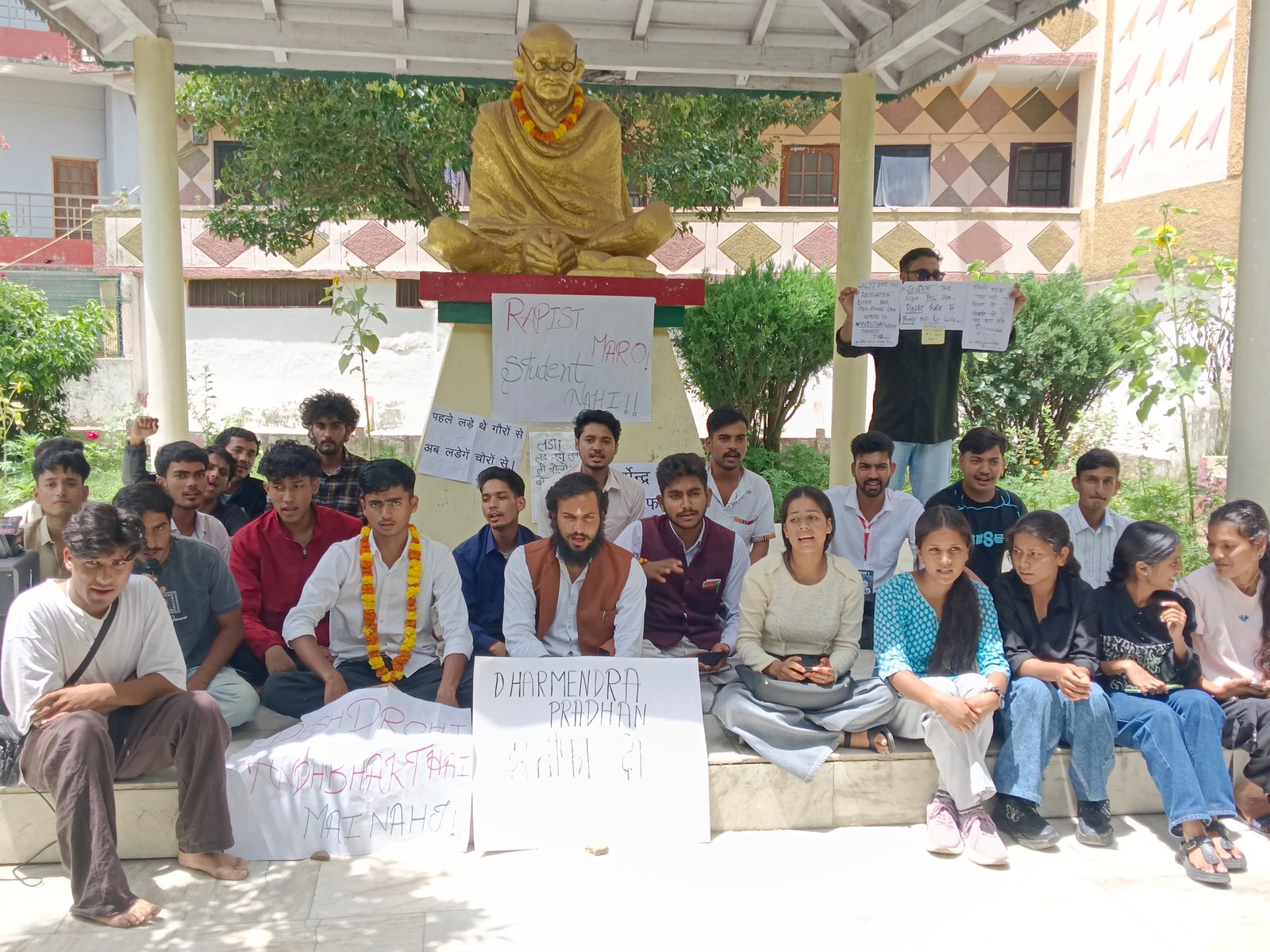 अल्मोड़ा में पेपर लीक मामले को लेकर शिक्षा मंत्री धर्मेंद्र प्रधान के इस्तीफे मांग को लेकर क्रमिक अनशन पर बैठे छात्र संगठन