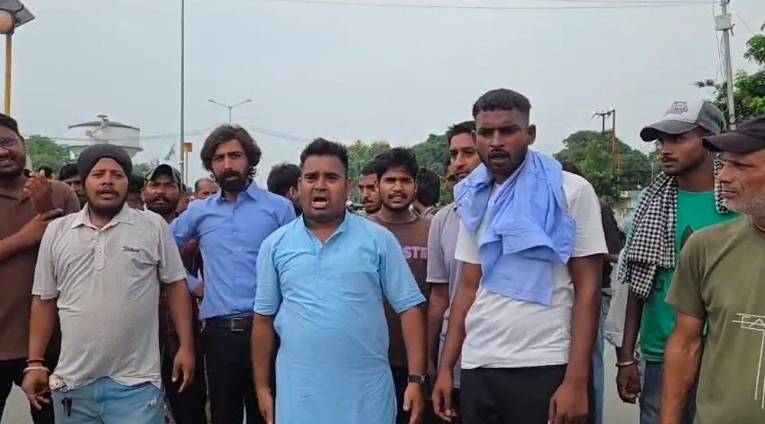 रुद्रपुर में काशीपुर रोड फ्लाईओवर पर रॉड हमले में आरोपियों की गिरफ्तारी की मांग को लेकर वाल्मीकि समाज का धरना प्रदर्शन
