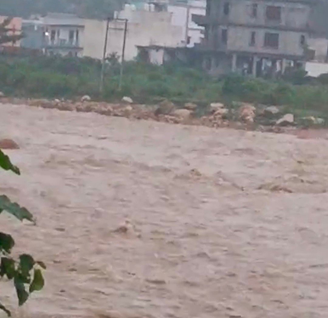 देहरादून में बारिश से तबाही, मालदेवता में बही सड़क, टोंस नदी उफान पर घरों पर खतरा