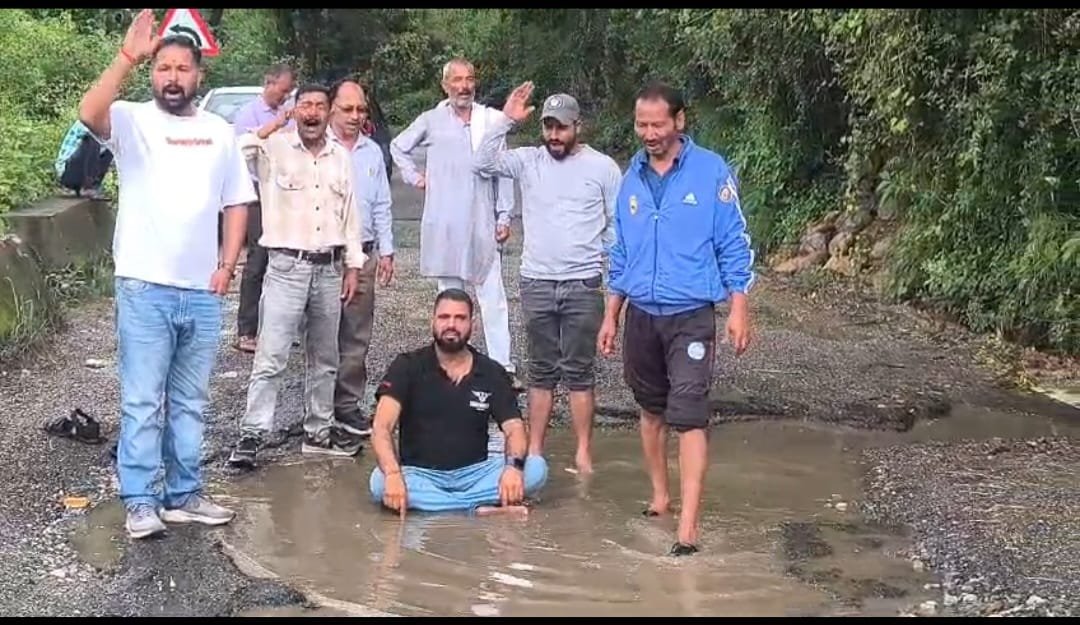 अल्मोड़ा के सोमेश्वर में सड़कों के गड्ढों पर कांग्रेस का अनोखा विरोध प्रदर्शन, सड़कों पर बने गढ्ढों पर बैठकर किया विरोध प्रदर्शन