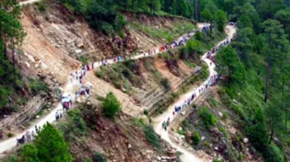 बागेश्वर के पौसा गांव में बदहाल सड़क पर ग्रामीणों का आक्रोश, 8 किमी लंबी मानव श्रृंखला बनाकर प्रदर्शन