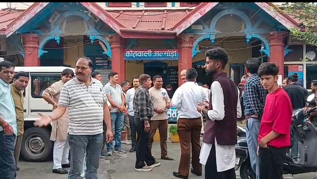 हल्द्वानी के रामलीला मैदान शुद्धिकरण विवाद पर कांग्रेस ने अल्मोड़ा कोतवाली किया घेराव
