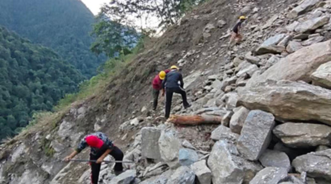 रुद्रप्रयाग के केदारनाथ-बासुकीताल ट्रैक रूट पर गए पांच ट्रैकर्स का टूटा संपर्क, खराब मौसम के कारण हेली से रोका रेस्क्यू